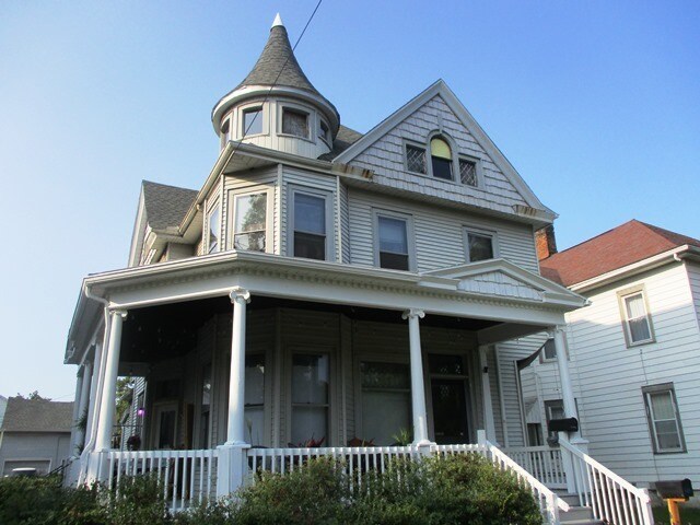 707 E Empire St in Bloomington, IL - Foto de edificio