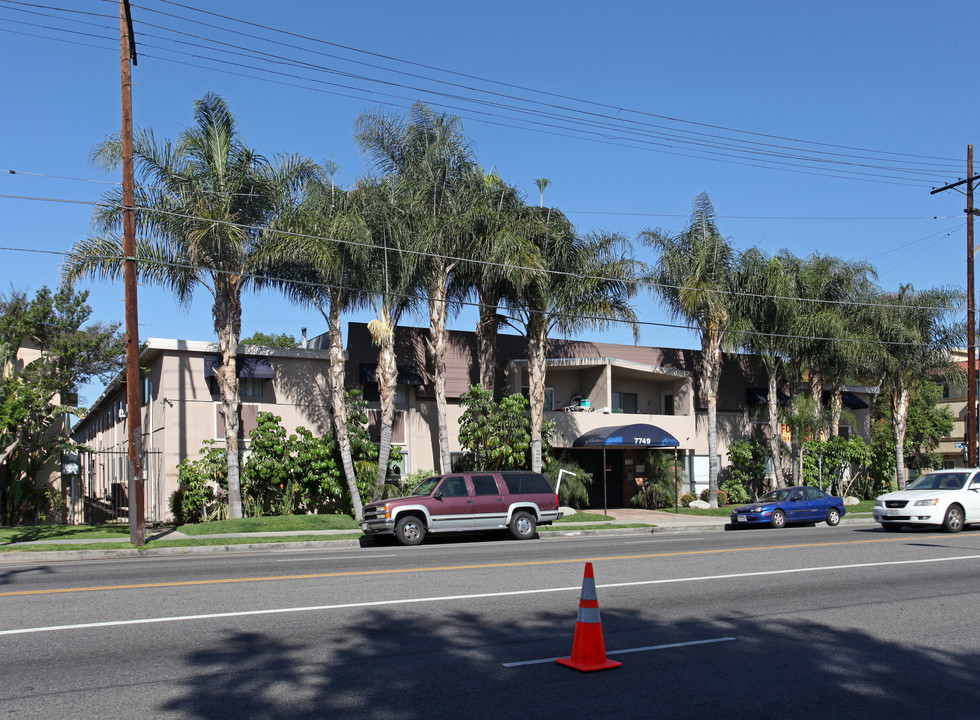 7749 Reseda Boulevard in Reseda, CA - Foto de edificio