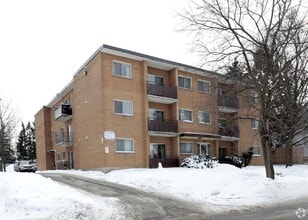 Westwood Drive Apartments in Kitchener, ON - Building Photo - Building Photo