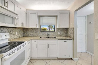 21911 Lake Forest Cir in Boca Raton, FL - Building Photo - Building Photo