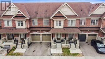 41 Mazarine Ln in Richmond Hill, ON - Building Photo