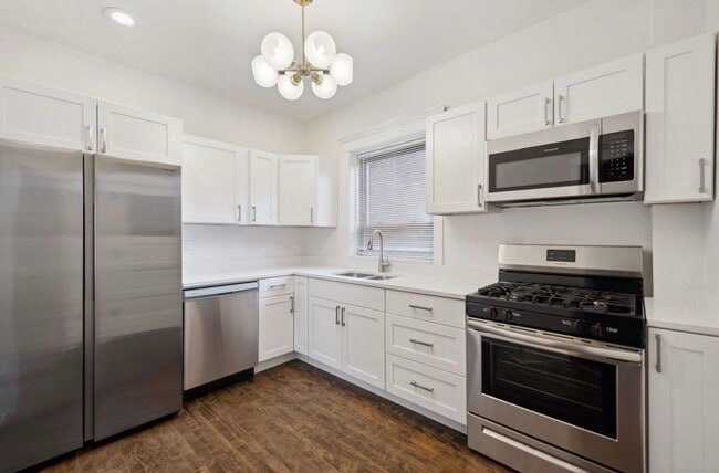 2207 W School St in Chicago, IL - Building Photo - Building Photo