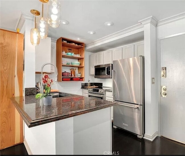 750 Kings Rd, Unit 325 in Los Angeles, CA - Building Photo - Building Photo