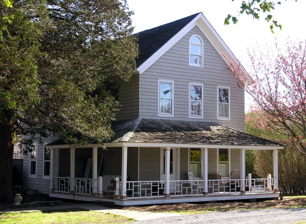 300 Hill St in Southampton, NY - Building Photo