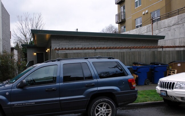 6833 Oswego Pl NE in Seattle, WA - Foto de edificio - Building Photo