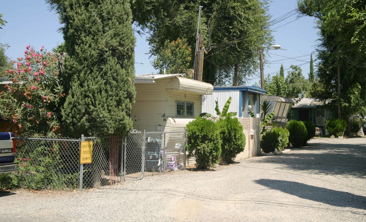 Robindale Trailer Park in Stockton, CA - Foto de edificio