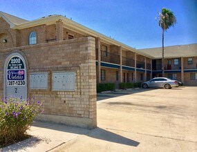 Las Violetas Town Home Apartments in Edinburg, TX - Foto de edificio - Building Photo