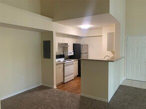 11165 SW 6th St, Unit 305 in Pembroke Pines, FL - Building Photo - Building Photo