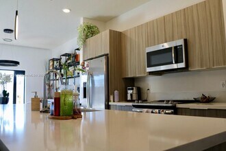 7819 NW 104th Ave in Doral, FL - Building Photo - Building Photo