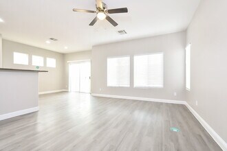 6347 Blushing Willow St in North Las Vegas, NV - Foto de edificio - Building Photo