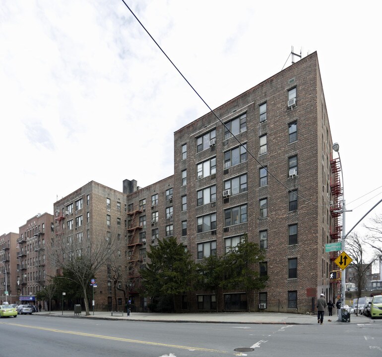 2260 University Ave in Bronx, NY - Building Photo