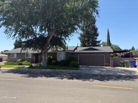 425 Corello St in Turlock, CA - Building Photo