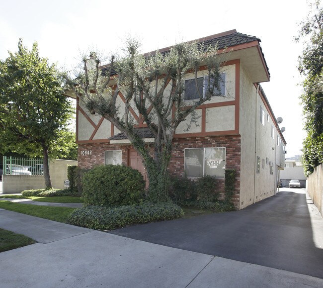 10842 Landale St in North Hollywood, CA - Foto de edificio - Building Photo