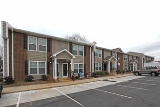 Woodcrest Apartments in Lenoir, NC - Foto de edificio - Building Photo