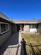 8216 Glade Ave in Canoga Park, CA - Foto de edificio - Building Photo