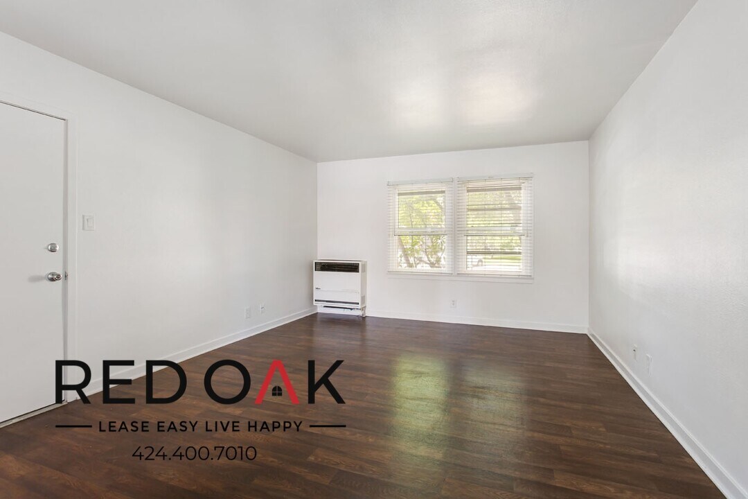 8740 Belford Ave in Los Angeles, CA - Building Photo