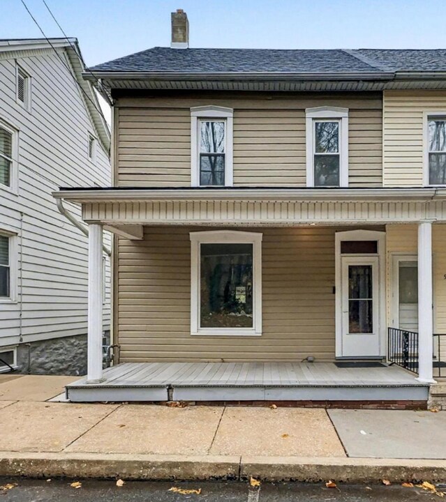 88 E Main St in Windsor, PA - Building Photo