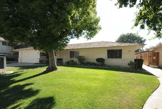 Stockdale Garden Villas in Bakersfield, CA - Building Photo - Building Photo