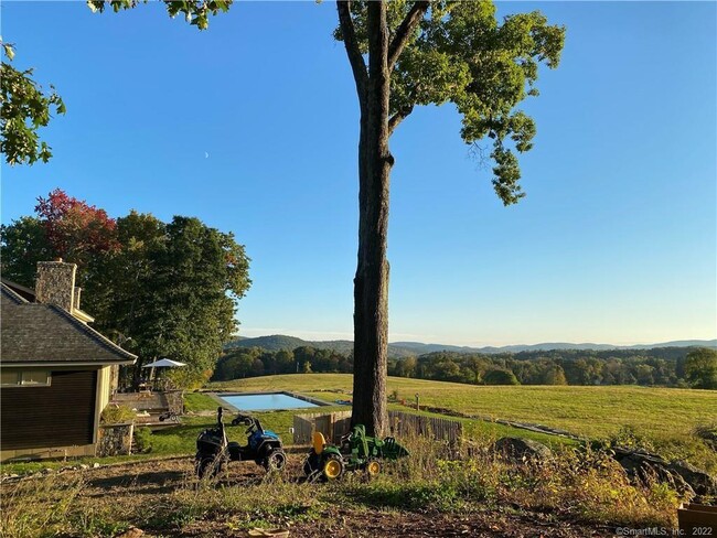 121 Quaker Hill Rd in Pawling, NY - Building Photo - Building Photo