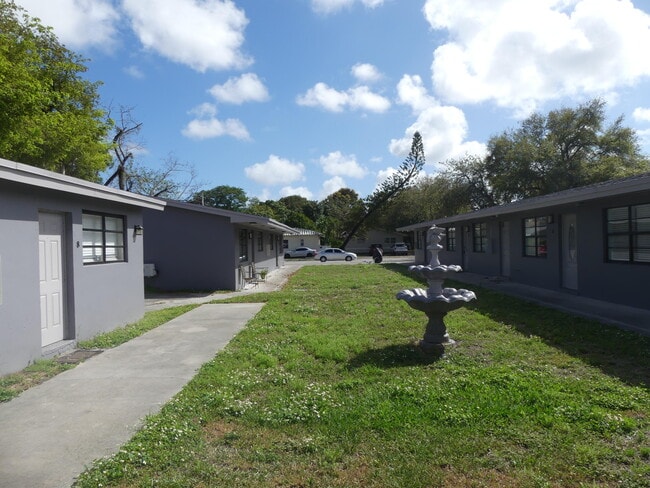 2247 Taylor St in Hollywood, FL - Building Photo - Building Photo