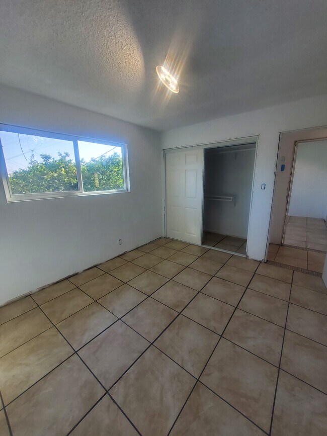 9925 Pinehurst Ave, Unit C in South Gate, CA - Building Photo - Building Photo