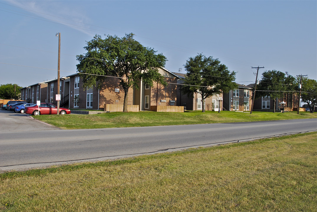 St Charles Place in Crowley, TX - Foto de edificio