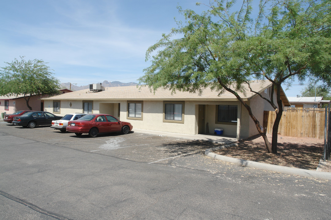 216 W Roger Rd in Tucson, AZ - Foto de edificio