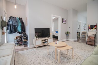 2733 N Wayne Ave, Unit 1 in Chicago, IL - Building Photo - Building Photo