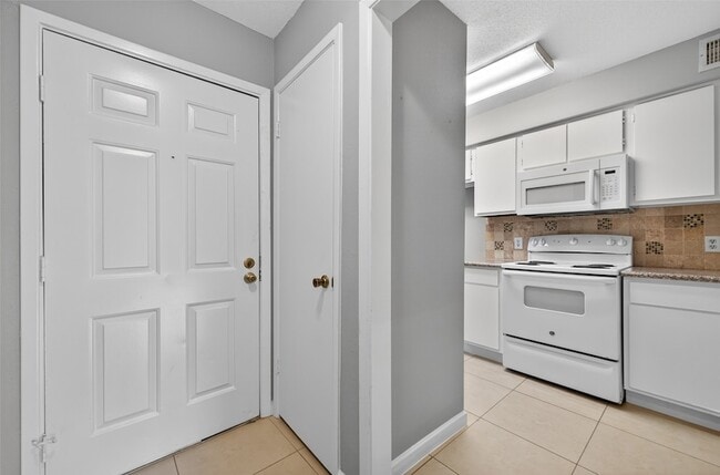 18800 Egret Bay Blvd, Unit 1207 in Houston, TX - Building Photo - Building Photo