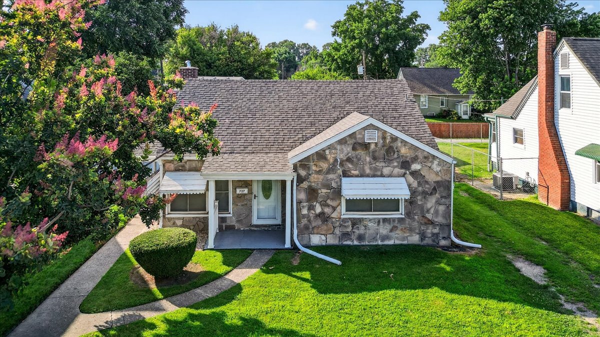 737 Broadway in Venice, IL - Building Photo