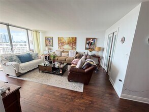 18031 Biscayne Blvd in Aventura, FL - Building Photo - Building Photo