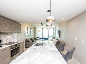 650 NE 32nd St, Unit 904 in Miami, FL - Foto de edificio - Building Photo