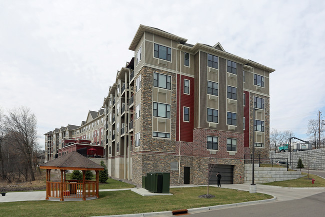 Cardigan Ridge Senior Living in Shoreview, MN - Foto de edificio - Building Photo