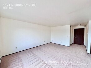 1121 N 200th St in Shoreline, WA - Building Photo - Building Photo