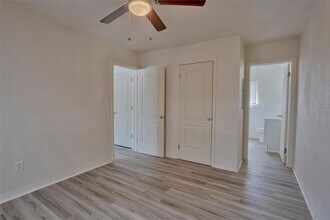 1102 Sunset Point Rd-Unit -4 in Clearwater, FL - Building Photo - Building Photo