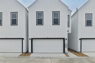 9902 Clark Rd in Houston, TX - Building Photo