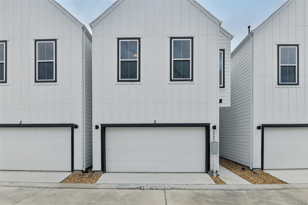 9902 Clark Rd in Houston, TX - Building Photo