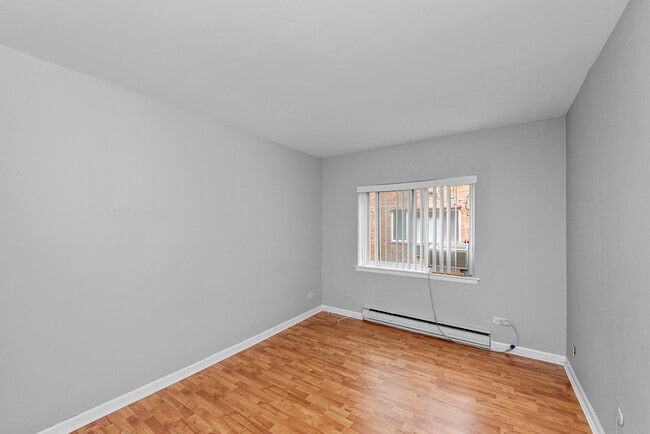 3815 N Pine Grove Ave, Unit 302 in Chicago, IL - Building Photo - Building Photo