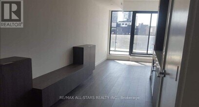 215 Queen St W in Toronto, ON - Building Photo - Building Photo