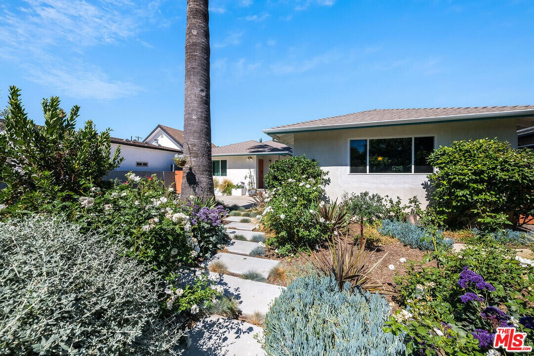 5651 Mammoth Ave in Los Angeles, CA - Building Photo