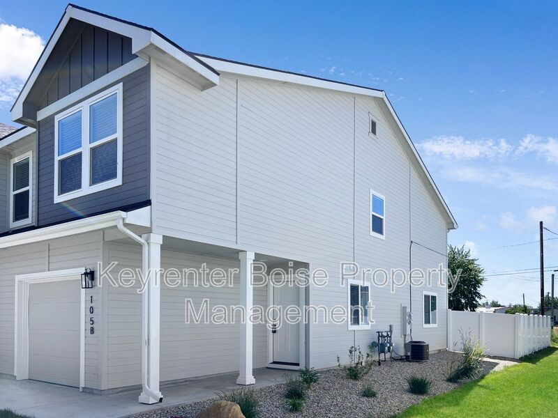 105 E Park Ave in New Plymouth, ID - Building Photo