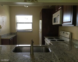 10401 NW 11th St in Pembroke Pines, FL - Building Photo - Building Photo