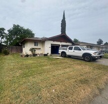 7817 Loucreta Dr in Sacramento, CA - Building Photo