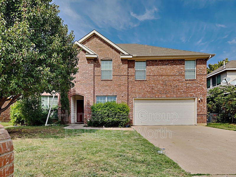 1214 Maple Terrace Dr in Mansfield, TX - Foto de edificio