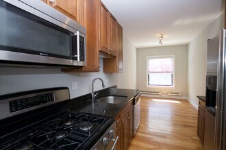 745 W Addison St in Chicago, IL - Foto de edificio - Building Photo