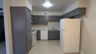 815 N Peach Ave, Unit 122 in Fresno, CA - Building Photo