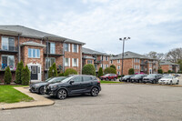 River Oaks Condominiums in Canton, MA - Foto de edificio - Building Photo