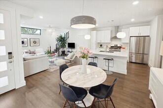 909 W Annie St in Austin, TX - Building Photo - Building Photo