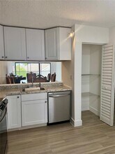 605 Ives Dairy Rd in Miami, FL - Building Photo - Building Photo