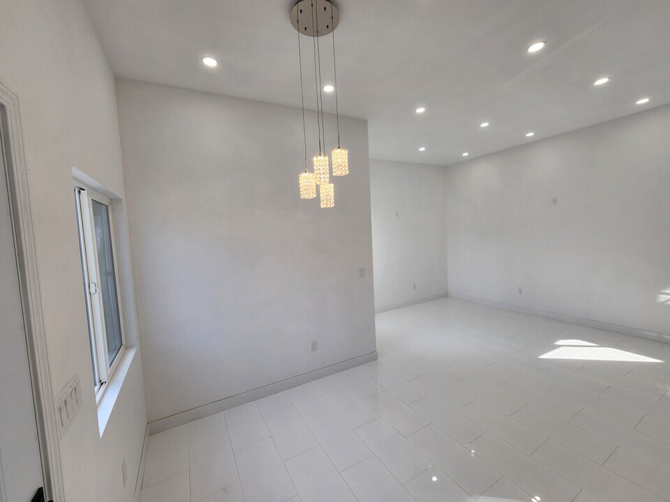 10343 Penrose St in Sun Valley, CA - Building Photo